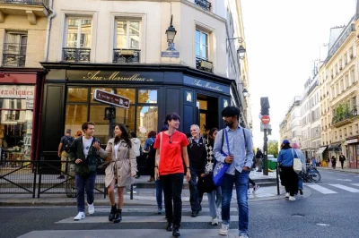 Descubra o marais em paris com guia local, prove o doce maravilhoso chamado merveilleux, explore o bairro judeu e a charmosa place des vosges. inclui dicas exclusivas e saborosas.