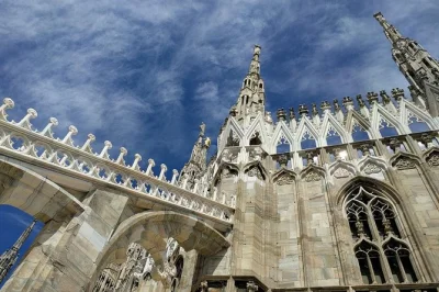 Entdecke den mailänder dom, schlendere über die marmor-dachterrassen und lausche den geschichten eines lokalen guides. inklusive eintritt, aufzug und kleiner gruppe.