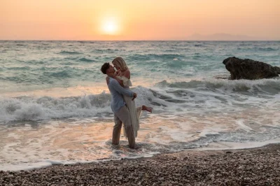 Registre sua história em rodes com um ensaio fotográfico privado—escolha as ruas medievais da cidade antiga ou um pôr do sol à beira-mar. mais de 100 fotos editadas, horário flexível.