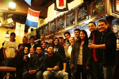 Descubre los pubs más antiguos de the rocks en sydney con guías locales. incluye 4 bebidas, historias auténticas y ambiente relajado. grupos pequeños, salidas diarias.