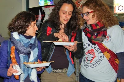 Despierta tus sentidos en el centro histórico de cusco probando snacks callejeros y del mercado con un guía local. incluye comida, café o té y recogida en punto fácil.