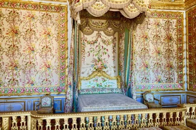 Découvrez le palais de versailles sans la foule, flânez dans ses jardins secrets, savourez un déjeuner 3 plats au bord du grand canal et explorez le domaine de marie-antoinette avec un guide local