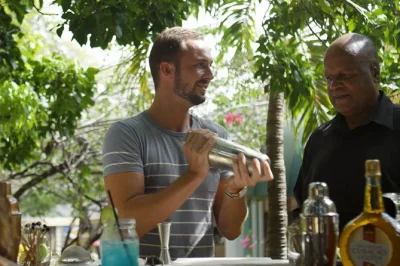 Erlebe curaçao im chobolobo landhuis: mixe deinen eigenen blue curaçao cocktail, probiere einzigartige liköre und entdecke lokale geschichten in kleiner runde mit anleitung.