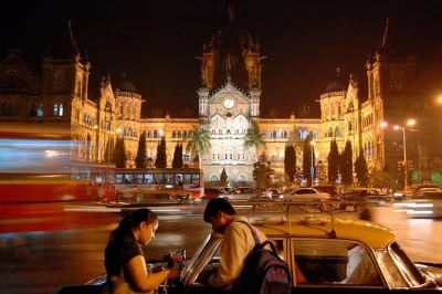 Découvrez mumbai la nuit lors d’un tour privé de 4 heures. visitez gateway of india, marine drive, csmt et plus, avec prise en charge à l’hôtel et guide local expert.