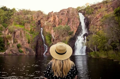 Scopri le cascate di litchfield, osserva i coccodrilli selvatici sull’adelaide river e ammira gli uccelli rari a fogg dam. tour in piccolo gruppo con pickup da darwin.