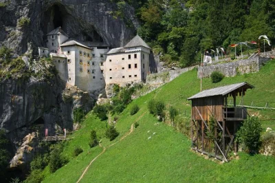 Découvrez l’univers frais et mystérieux de la grotte de postojna et les recoins secrets du château de predjama lors d’une excursion en petit groupe depuis ljubljana, avec transport inclus.