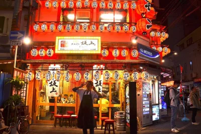 Scopri le vie più vivaci di osaka, assaggia specialità locali a dotonbori e kuromon market e visita un santuario nascosto—tour guidato con street food e dolci tipici.