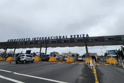 Llega a ezeiza y viaja a buenos aires con traslado privado, seguimiento de vuelo en tiempo real y soporte por whatsapp. incluye recogida, wifi y chofer local.