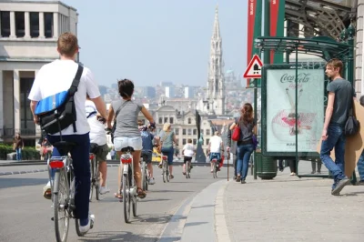 Sinta a energia de bruxelas pedalando—passe pela grand place, parlamento europeu e muito mais. pausa para fritas na maison antoine. bicicletas e guia incluídos.