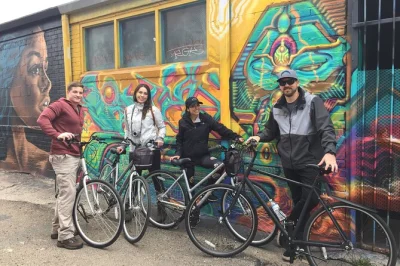 Sinta a energia de denver em um passeio de 2,5 horas de e-bike ou bicicleta, explorando o centro, parques e arte urbana com guia local. inclui bike e água mineral.