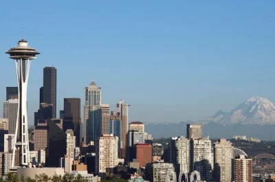 Découvrez seattle en petit groupe avec arrêts photos à kerry park, pike place market et chittenden locks. prise en charge et guide local inclus.