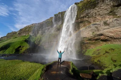 Scopri la potenza di skógafoss, cammina sul ghiacciaio sólheimajökull e passeggia sulla spiaggia nera di reynisfjara—tour di un’intera giornata da reykjavik con guida certificata e pick-up incl