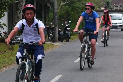 Erlebe eine entspannte downhill-radtour ab kintamani auf bali mit kaffeeverkostung, besuch einer dorfschule, priesterhaus und leckerem mittagessen. inklusive transfer und guide.