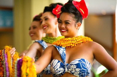 Vive el espíritu aloha en el luau nā lei aloha de waikiki con cócteles artesanales, buffet premium y hula en vivo. cena, show y asientos accesibles incluidos.