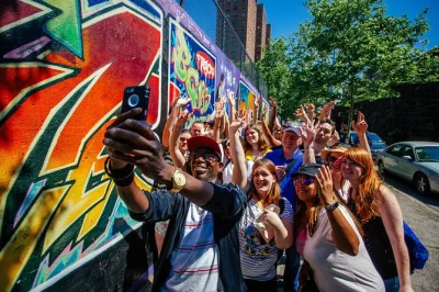 Explore as raízes do hip-hop em harlem com um guia local, visite o apollo theater e ouça histórias reais dos pioneiros. tour a pé de 2 horas, faça chuva ou faça sol.
