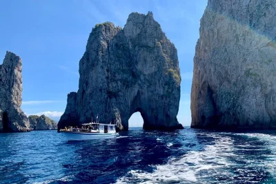Saia de amalfi, positano ou praiano para um dia em capri. navegue pela costa, nade direto do barco, explore a gruta azul e aproveite prosecco e limoncello caseiro a bordo.