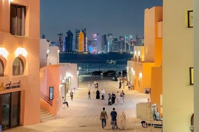 Erlebe doha hautnah: geführte tour durch souq waqif, the pearl-qatar und katara cultural village. inklusive abholung, guide und erfrischungen.