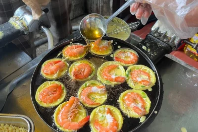 Erlebe saigons echte viertel bei einer moped-food-tour ohne touristen – über 7 lokale gerichte, insider-spots abseits der karte, erfahrene guides und alles inklusive essen & abholung.