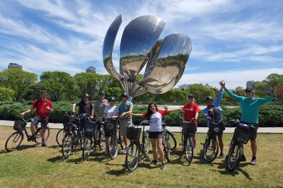 Recorre en bici recoleta y palermo en buenos aires, visita malba, floralis générica y el rosedal. incluye bicicletas, cascos, agua y guía local.