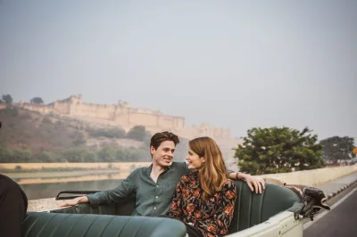 Découvrez jaipur avec samosas et lassi, visitez hawa mahal, royal gaitor, jal mahal et terminez au temple des singes pour un coucher de soleil magique. prise en charge incluse.