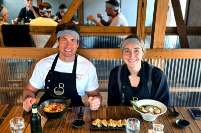 Sinta a energia de uma cozinha de verdade em meguro, tóquio, fazendo ramen e gyoza do zero com um chef profissional. inclui almoço, bebida e e-book de receitas.