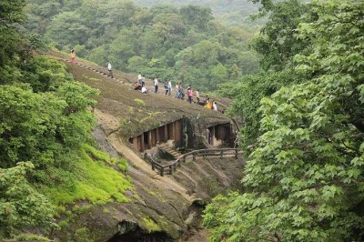 Découvrez les anciennes grottes bouddhistes de kanheri dans le parc national sanjay gandhi à mumbai. visite privée avec prise en charge à l’hôtel, guide expert et conseils locaux.
