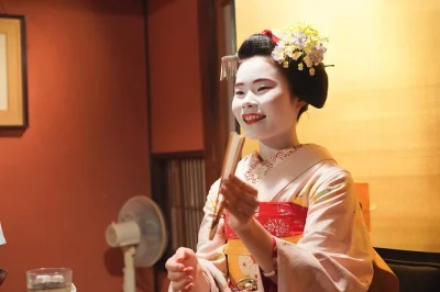 Descubre el barrio gion de kyoto con un paseo guiado al atardecer, cena con una auténtica maiko y una actuación privada. incluye bebidas, guía local y fotos.