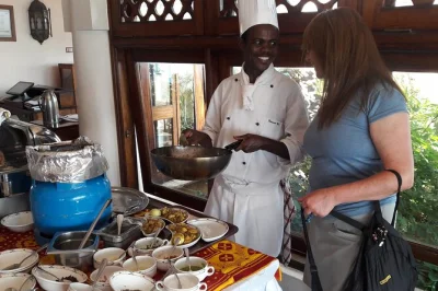 Esplora le piantagioni di spezie di zanzibar, assaggia aromi freschi e partecipa a un corso di cucina swahili con uno chef locale. tour privato con pranzo incluso.