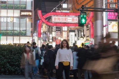 Explore o brilho neon de tóquio à noite com um tour guiado de fotografia por shinjuku, golden gai e shibuya. inclui bebida, fotos editadas e dicas locais.