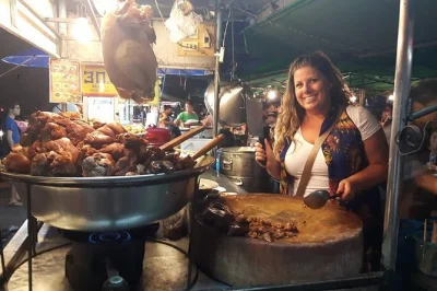 Descubre los mercados nocturnos de chiang mai probando comida callejera del norte de tailandia con guía local y grupo reducido. incluye recogida y cena.