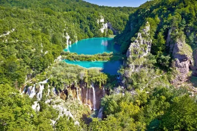 Explore os lagos de plitvice em um passeio de um dia saindo de split, com transfer confortável e tempo para curtir o parque no seu ritmo. inclui busca no hotel.