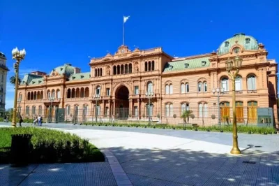 Tour privado en taxi por buenos aires con audioguía. recorre el obelisco, cementerio de recoleta, la boca, puerto madero y más. ideal para grupos pequeños.
