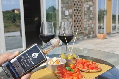 Descubra o vinagre balsâmico em modena: visita guiada à acetaia, degustações e jantar em fazenda com vinhos locais. reserve uma experiência gastronômica em castelvetro.