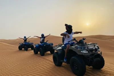 Partez en quad, essayez le sandboard et profitez d’une balade à dos de chameau dans le désert de dubaï. avec vues au coucher du soleil, photos avec l’oiseau national des Émirats, boissons et t