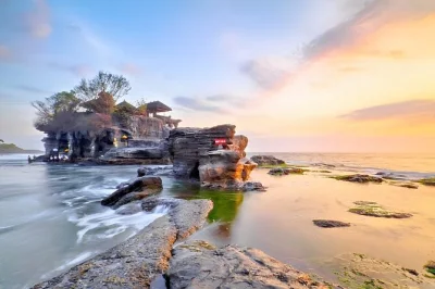 Erlebe den sonnenuntergang am tanah lot tempel, schlendere durch die gärten von taman ayun und entdecke bali bequem mit privatem auto, eintritt und lokalem guide inklusive abholung.