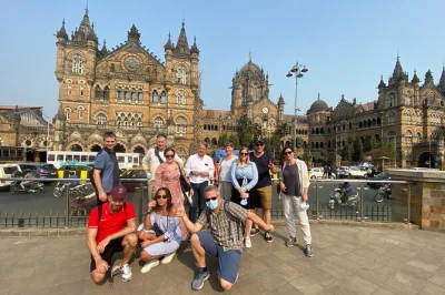 Sinta a energia de mumbai em um tour em grupo pequeno—gateway of india, o agito do crawford market, dhobi ghat e muito mais. inclui transporte com ar-condicionado, guia local e busca no hotel.