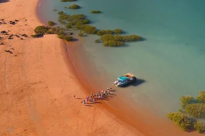 Descubre las huellas de dinosaurios en broome, navega por dampier creek con vino espumoso y disfruta de cócteles y tapas gourmet frente al mar. incluye transporte de ida y vuelta.