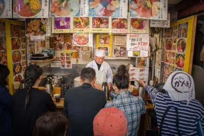 Inizia la mattina al mercato tsukiji di tokyo con un tour guidato tra sapori locali, colazione a base di pesce fresco e degustazioni tipiche—include una bevanda e guida in inglese.