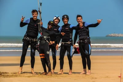 Spüre den atlantikwind in essaouira bei einem gruppen-kitesurfkurs mit kostenlosem abholservice, neoprenanzug und fotos. lerne kite-steuerung, body dragging und erste fahrversuche mit einem lokalen l