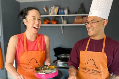 Vivi una vera cucina di delhi, prepara 4 piatti tipici indiani e 3 tipi di pane con uno chef locale. pranzo, bevande, ricette e menu personalizzati inclusi.