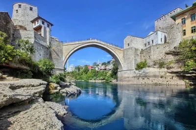 Attraversa il confine per una gita privata a mostar, alle cascate di kravice e a pocitelj, con pick-up in hotel e tempo libero per nuotare o esplorare il bazar a tuo ritmo.