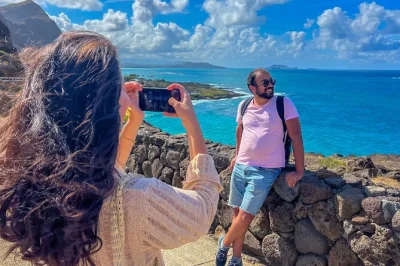 Explore a costa windward selvagem de oahu, praias escondidas, comida local e vistas incríveis em um tour fotográfico em grupo pequeno com transporte incluso. guia, parada para almoço e retorno ao h
