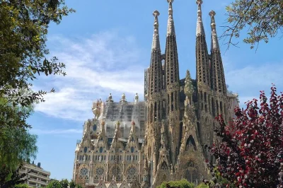 Sinta a energia das ruas de barcelona, evite filas na sagrada familia, explore o bairro gótico e os ícones do modernismo com guia particular e transfer do hotel incluído.