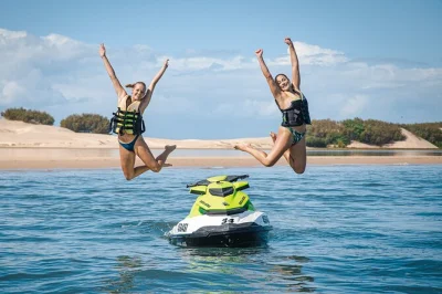 Sinta a adrenalina em um safari de jet ski de 1 hora saindo da gold coast até south stradbroke island, com guia local, equipamentos de segurança e fotos profissionais inclusas. reserve sua aventura 