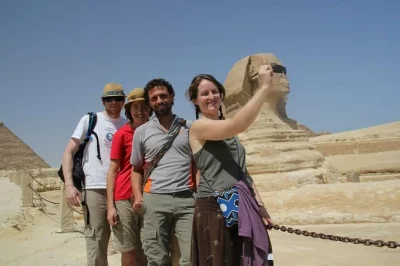 Découvrez les pyramides de gizeh, approchez-vous du sphinx, explorez saqqara avec un égyptologue local—voiture privée, prise en charge à l’hôtel et déjeuner égyptien inclus.
