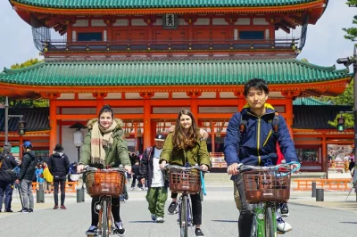 Parti da gion a kyoto, pedala tra templi zen unesco, assapora un pranzo locale in una casa da tè e percorri il fiume kamogawa con guida e piccolo gruppo.
