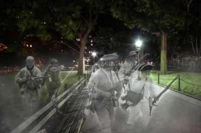 Sinta arrepios em greenwich village neste tour de fantasmas em nyc. ouça histórias reais, caminhe pelas ruas históricas à noite e termine sob o arco de washington square.