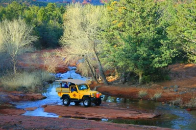 Descubre sedona en un tour privado en jeep por dry creek basin y seven canyons, con recogida en hotel y guía local que comparte historias únicas.