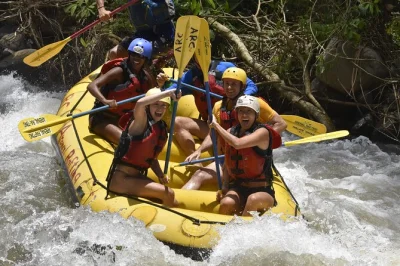 Rafting à tarde no rio sarapiqui saindo de arenal, com pickup no hotel, piquenique de frutas à beira do rio e guias locais experientes.
