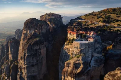 Descubre las leyendas de termópilas, los monasterios de meteora y las ruinas del oráculo en delfos con una excursión privada desde atenas, con recogida y comida griega incluida.